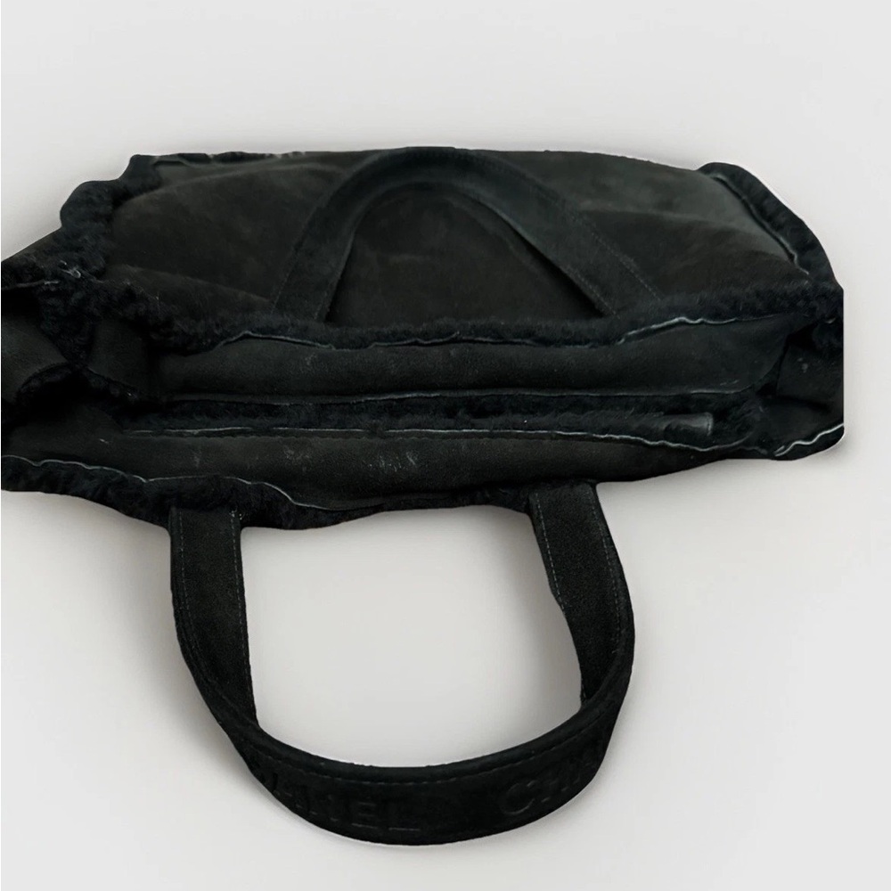 CHANEL Mouton Logo Handle Suede & Shearling Black Tote Bag - Picture 12 of 14